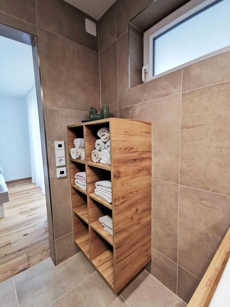 Projekt Neubau Bad, Eiche, Regal | Der Moser. Der Tischler. Kundl, Tirol Projekt Neubau Bad, Eiche, Regal | Der Moser. Der Tischler. Kundl, Tirol