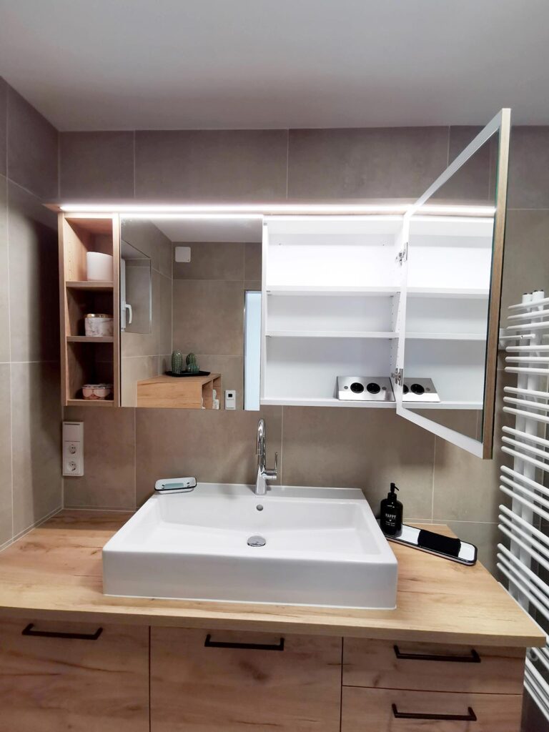 Projekt Neubau Bad, Eiche, Spiegelschrank LED | Der Moser. Der Tischler. Kundl, Tirol Projekt Neubau Bad, Eiche, Spiegelschrank LED | Der Moser. Der Tischler. Kundl, Tirol