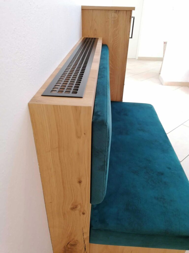 Projekt Um-/Ausbau Garderobe, Risseiche furniert, Heizkörper mit Sitzgelegenheit | Der Moser. Der Tischler. Kundl, Tirol