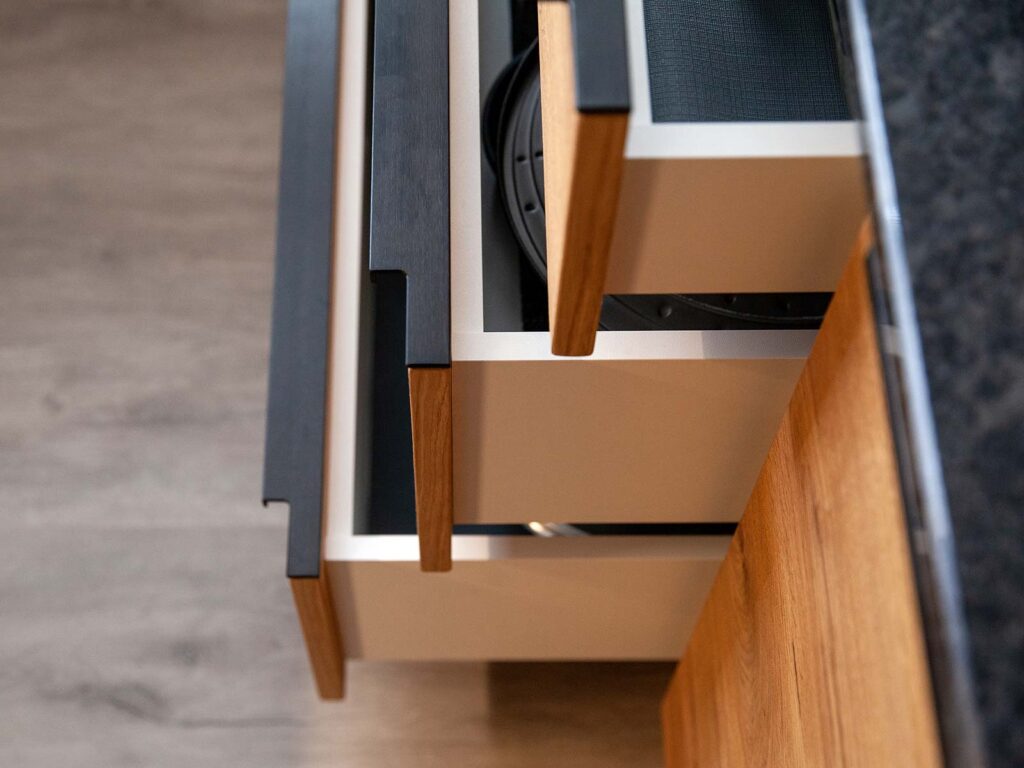 Umbau I Küche I Eiche furniert I Granit-Arbeitsplatte I Maßarbeit I Tischler I Moser I Kundl I Tirol