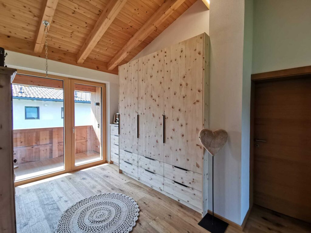 einzelmoebel-schrank-zirbe-tischler-moser-kundl-tirol Einzelmoebel | Ausbau | Diele | Einfamilienhaus | Der Moser. Der Tischler.