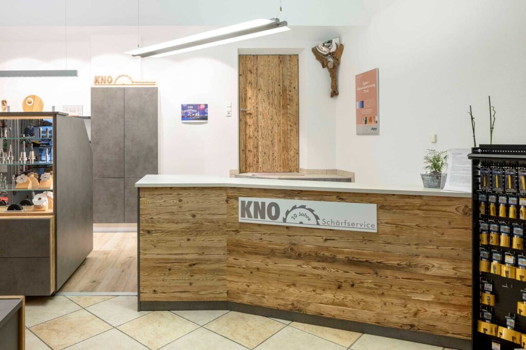 kno_gewerbeimmobilien_kassebereich_kassamoebel07 Furnier | Umbau | Lagerhalle | Eingangstuer | Der Moser. Der Tischler.