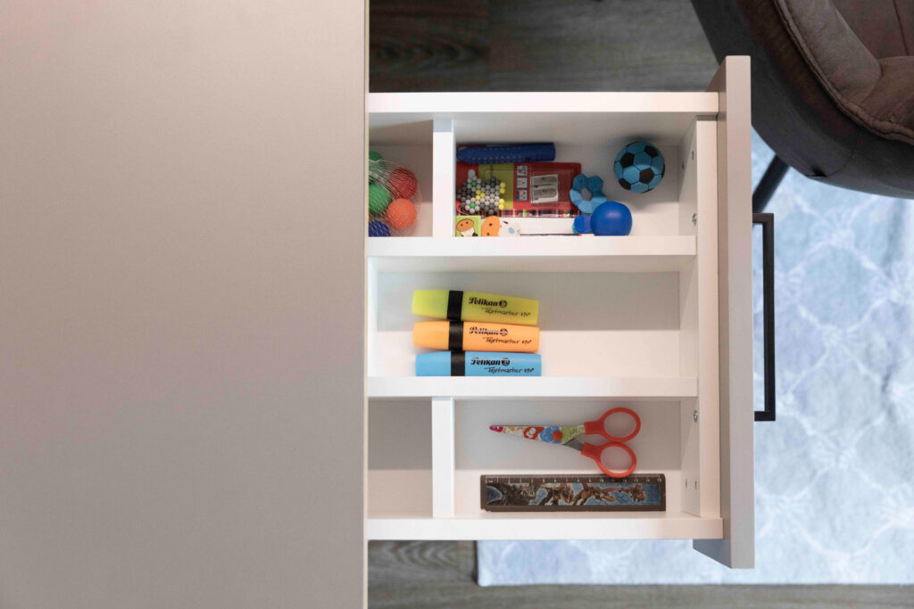schreibtisch-schublade-einteilung Projekt Um- und Ausbau | Kinderzimmer | Ladeneinteilung | Schreibtisch | Der Moser. Der Tischler. Kundl, Tirol
