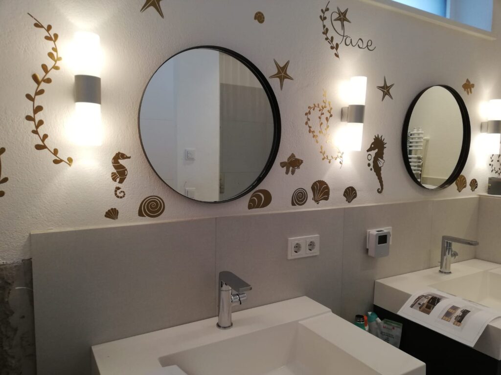 Badzimmer-Umbau-Vorher01 Bademöbel | Spiegelschrank | beleuchtet | Waschtischplatte | Der Moser. Der Tischler.