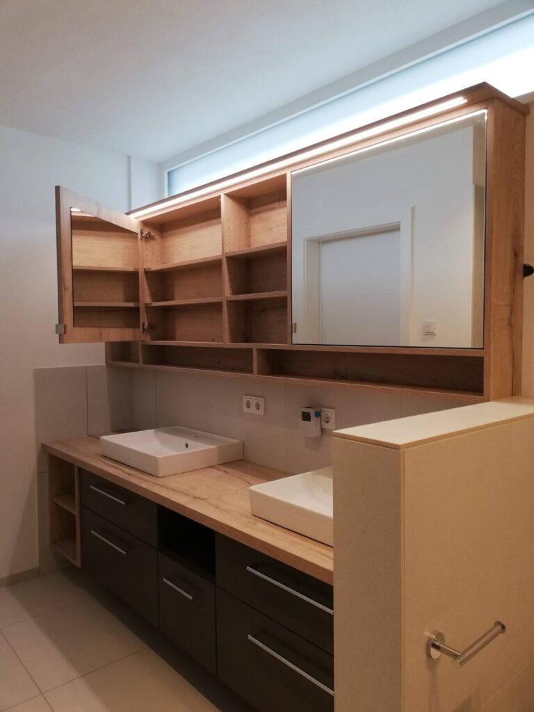 Badzimmer-Umbau-Vorher02 Bademöbel | Spiegelschrank | beleuchtet | Waschtischplatte | Der Moser. Der Tischler.