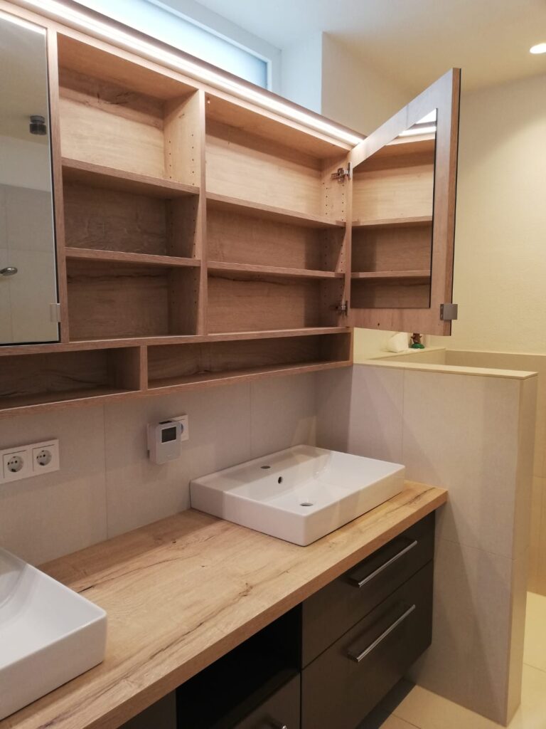 Spiegelschrank Innenansicht Badezimmer | Spiegelschrank | beleuchtet | Flexi Fächer | Der Moser. Der Tischler.