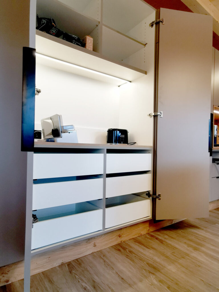 arbeitsflaeche_versteckt Neubau Küche | versteckte Arbeitsfläche | Der Moser. Der Tischler.