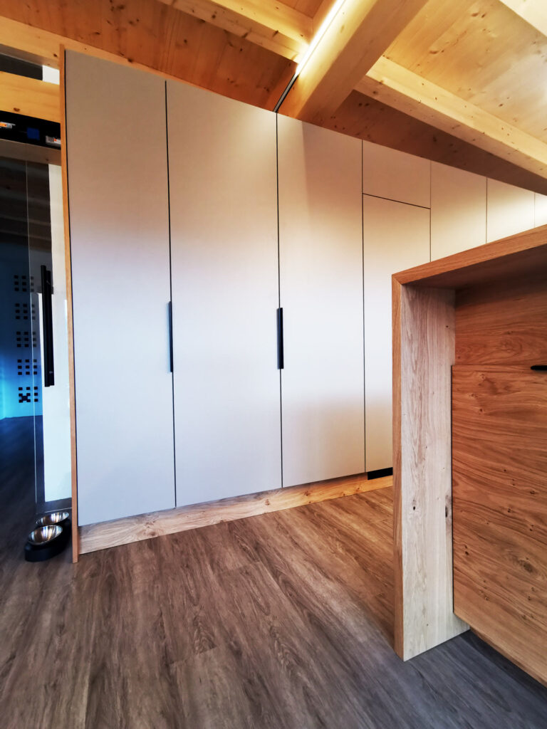 hochschrank Neubau Küche | versteckte Arbeitsfläche | Der Moser. Der Tischler.