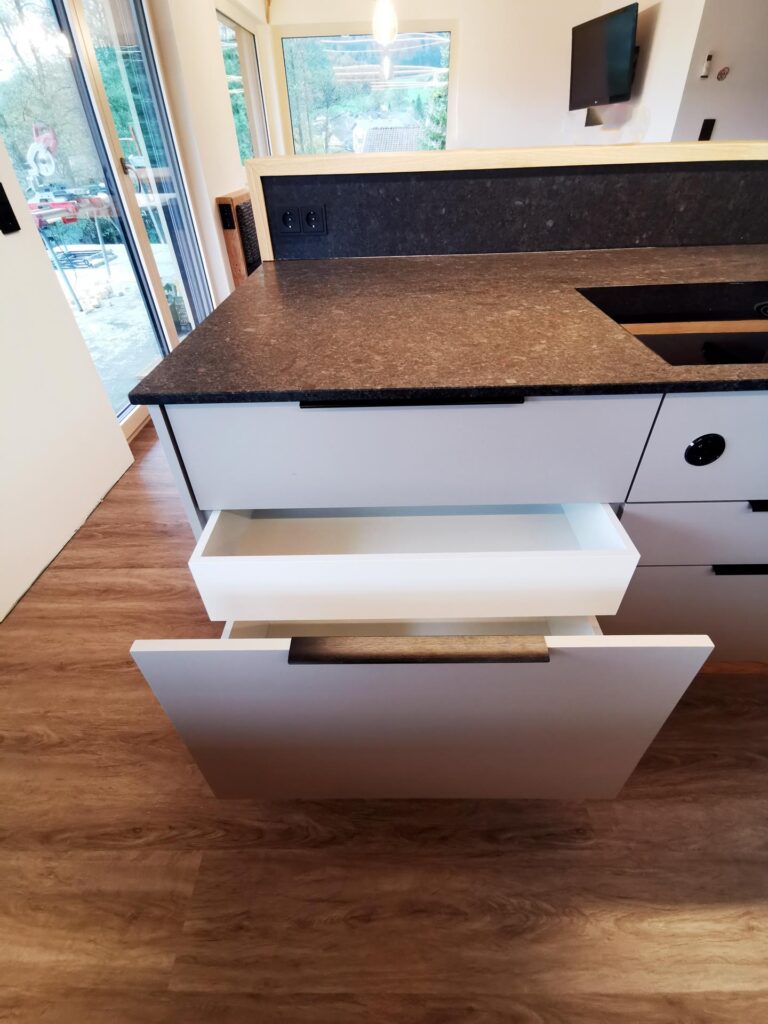 kuecheninsel_mit_bar Neubau Küche | L-Form | Der Moser. Der Tischler.