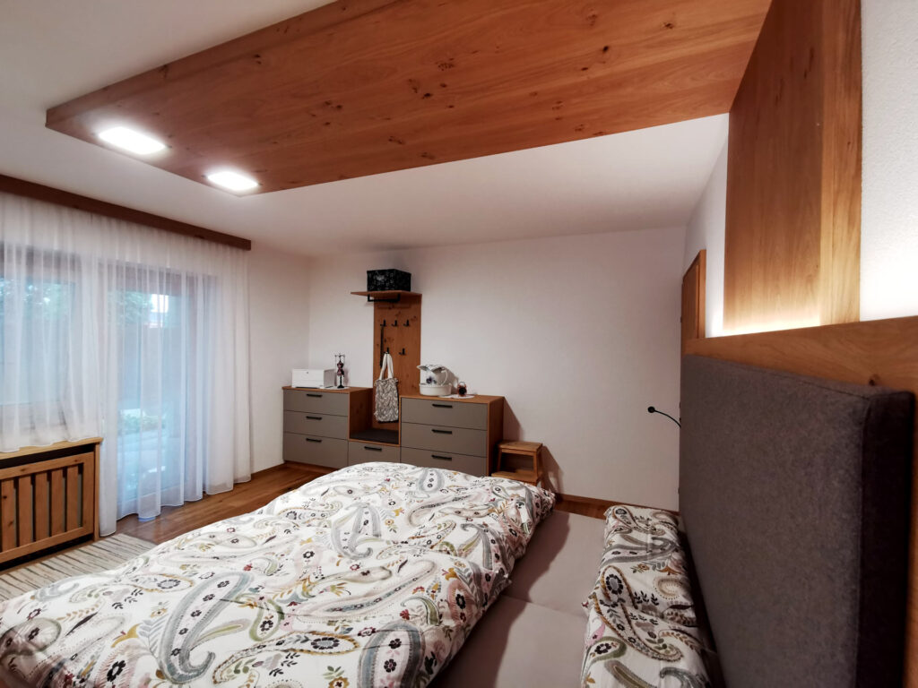 karniese Schlafzimmer | Renovierung | Baldachin | Der Moser. Der Tischler.