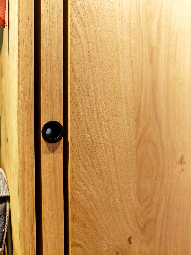 versenkbare schiebetür Garderobe | Renovierung | Schiebetür versenkbar | Der Moser. Der Tischler.