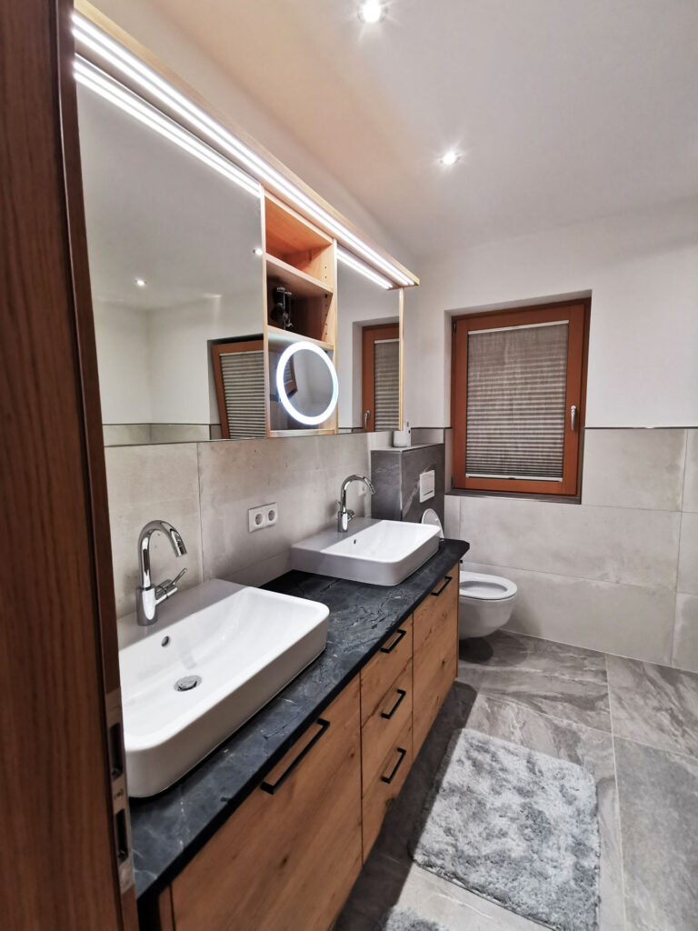 spiegelflaechen Badezimmer | Renovierung | Spiegelschrank | Beleuchtung | Der Moser. Der Tischler.