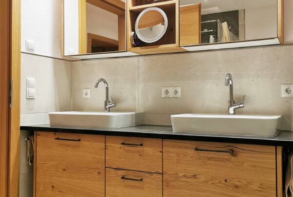 Badezimmer | Renovierung | Spiegelschrank | Der Moser. Der Tischler.
