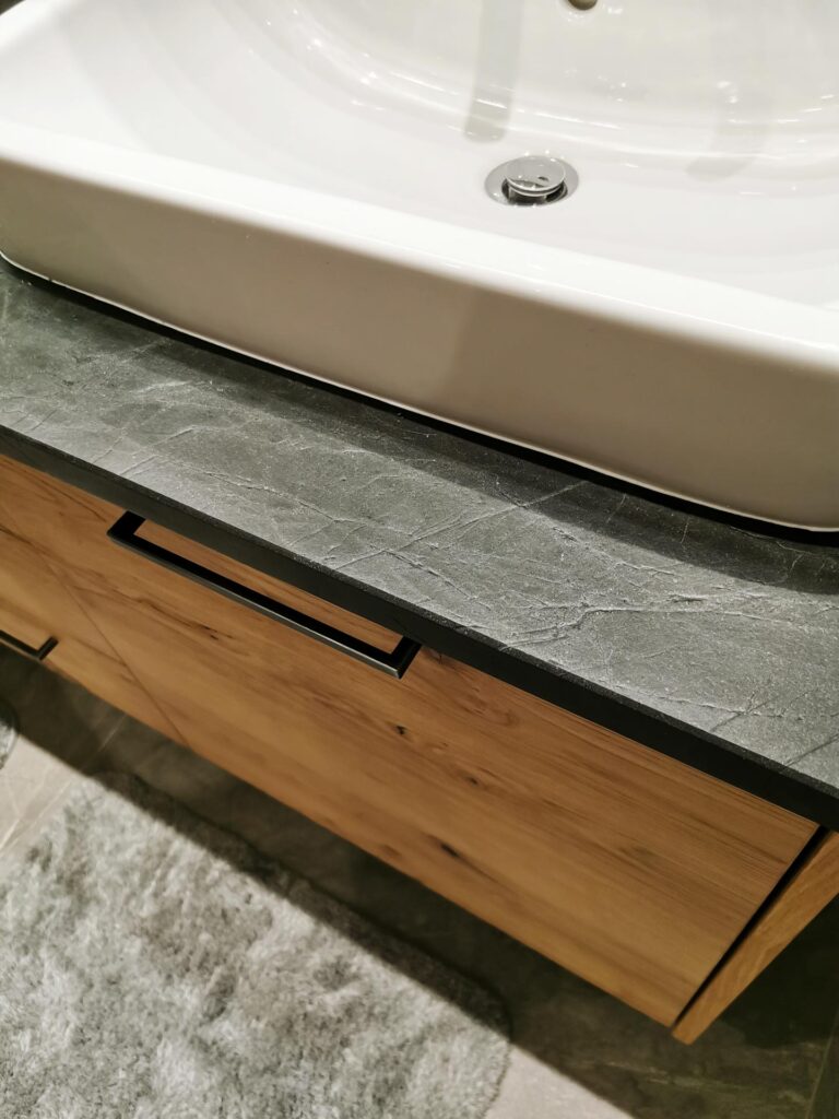 steinplatte Badezimmer | Renovierung | Waschtisch | Der Moser. Der Tischler.