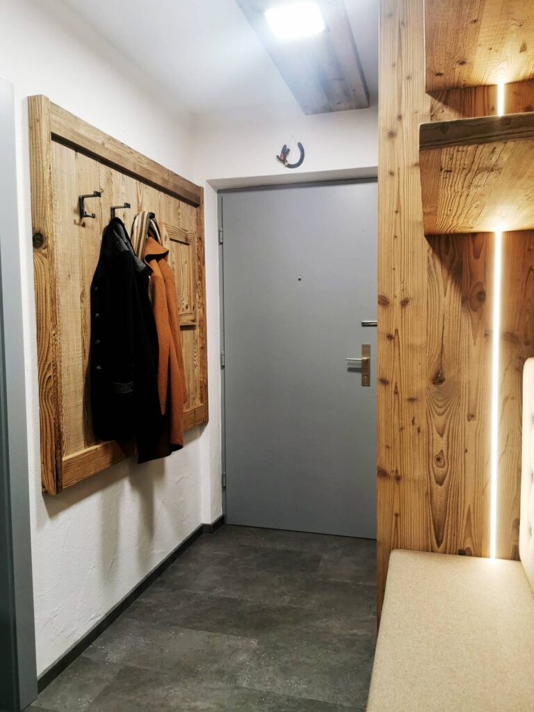 altholz_garderobe Garderobe | Eingangsbereich | Renovierung | indirekte Beleuchtung | Der Moser. Der Tischler.