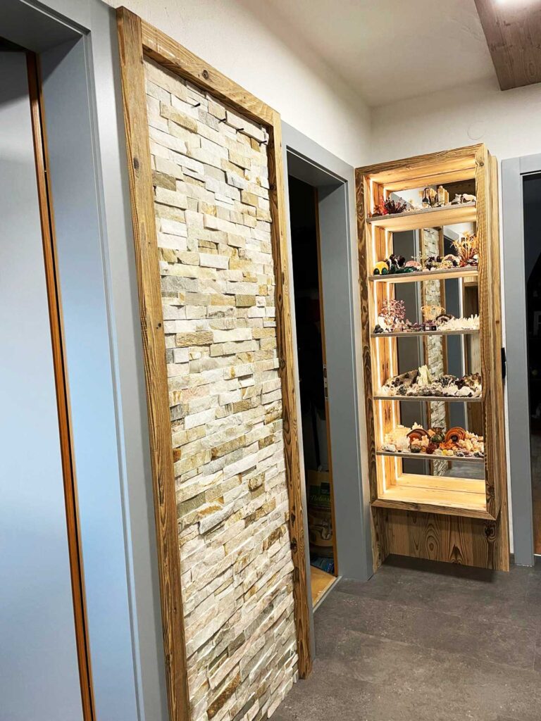 glasvitrine Garderobe | Eingangsbereich | Renovierung | Glasvitrine | Der Moser. Der Tischler.