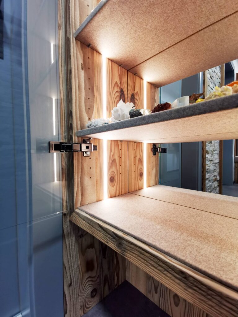 indirekte_beleuchtung Garderobe | Eingangsbereich | Renovierung | Glasvitrine | Der Moser. Der Tischler.