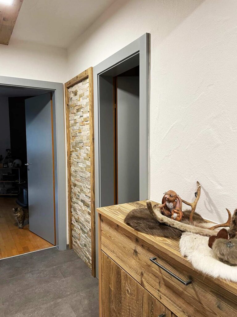 steinelement Garderobe | Eingangsbereich | Renovierung | Steinelemente | Der Moser. Der Tischler.