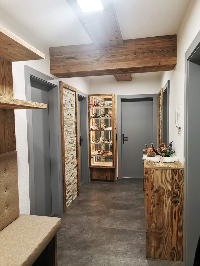 steinelement_mit_umrandung Garderobe | Eingangsbereich | Renovierung | Steinelemente | Der Moser. Der Tischler.