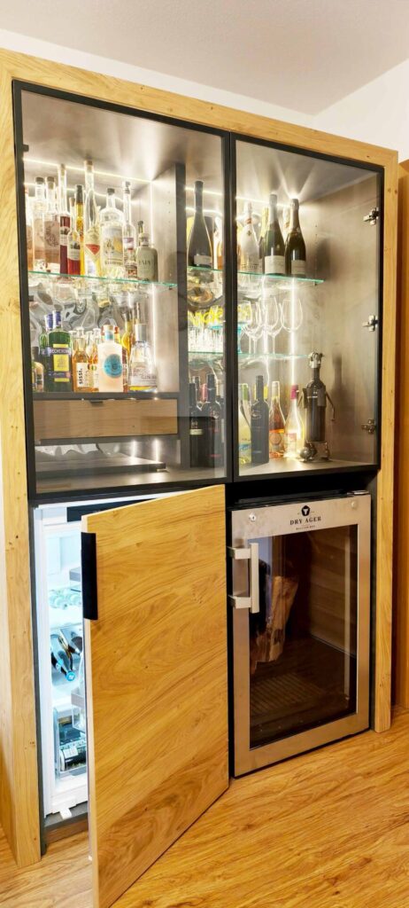 glastuer Einzelmöbel | Hausbar | Einbau-Kühlschrank | Der Moser. Der Tischler. | Kundl | Kufstein | Tirol